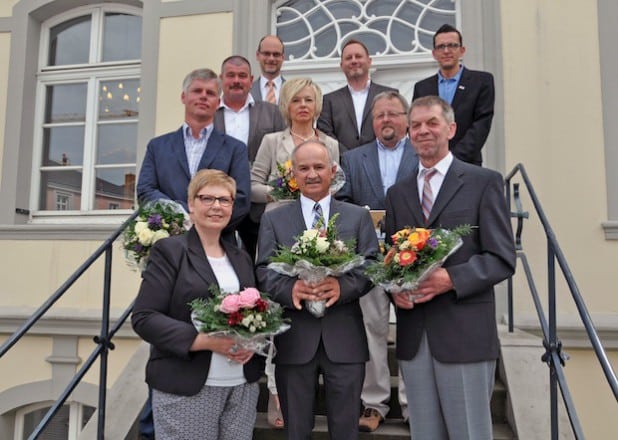 Im Rahmen einer Feierstunde ehrte und verabschiedete Bürgermeister Christof Sommer gemeinsam mit dem Personalratsvorsitzenden Michael Schäfer und Fachbereichsleiter Zentraler Service, Hartmut Neutzler (letzte Reihe v.l.) sieben Mitarbeiter: Renate Risse, Bernd Pritzel, Heinrich Wördehoff (1.Reihe v.l.), Gregor Jürgensmeier, Norbert Cramer, Anette Theine und Manfred Kassner (2. Reihe v.l.) - Foto: Stadt Lippstadt.