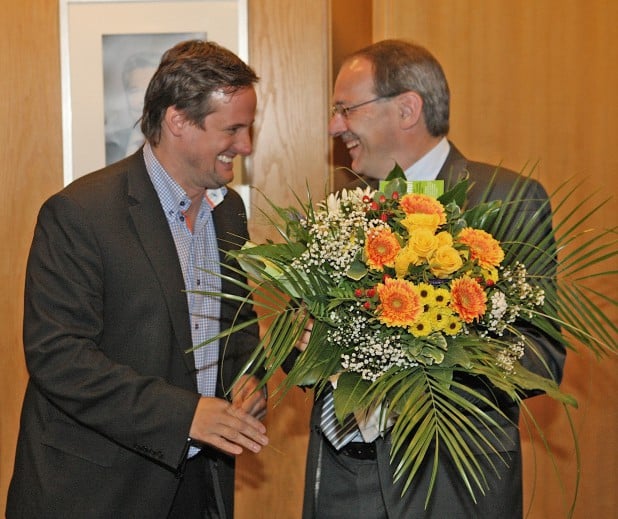 Blumen und Glückwunsch auch vom CDU-Kreisvorsitzenden Thorsten Schick (Foto: Hendrik Klein/Märkischer Kreis).