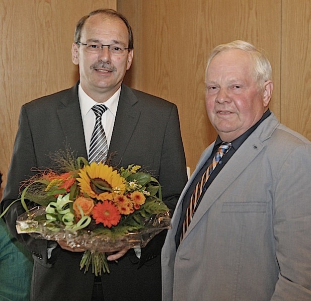 UWG-Kreistagsabgeordneter Dieter Grafe (rechts) führte Landrat Thomas Gemke in sein Amt ein (Foto: Hendrik Klein/Märkischer Kreis).
