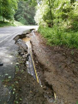 Das Unwetter vom Pfingstmontag hat erhebliche Schäden am Straßenunterbau und an den Versorgungsleitungen hinterlassen (Foto: HSK).