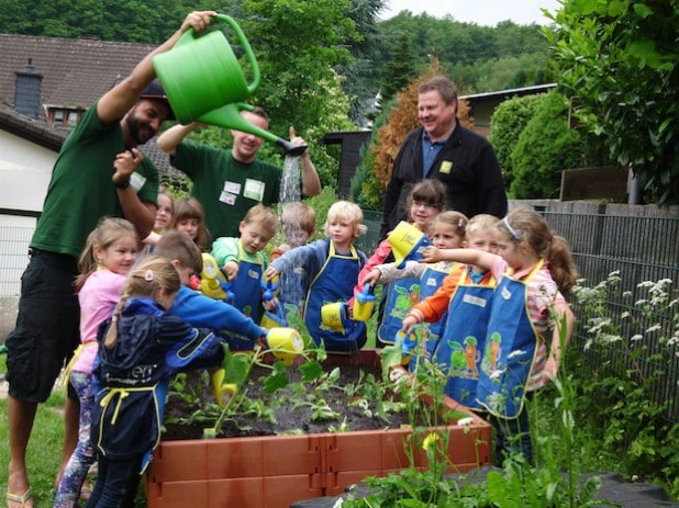 Die Kinder des DRK-Kindergartens Flammersbach bei der Einweihung ihres eigenen Hochbeetes für Gemüse (Foto: DRK-Kreisverband Siegen-Wittgenstein e.V.).