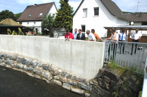 Die 1,70 Meter hohe Schutzmauer soll künftig Wassermassen abhalten (Foto: Erkens/Märkischer Kreis).