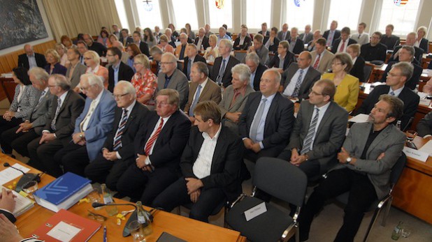 Der Sitzungssaal war bei der konstituierende Kreistagssitzung proppenvoll, da auch die ausscheidenden Abgeordneten (vorne) noch einmal Platz nahmen (Foto: Wilhelm Müschenborn/Kreis Soest).