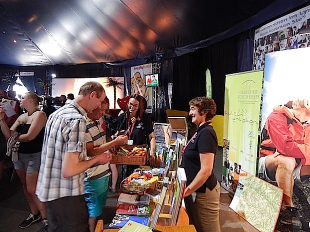 Susanne Birlenbach (Bildmitte) und Kornelia Heer (rechts) präsentieren die Stadt Hilchenbach auf dem KulturPur-Fest (Foto: Stadt Hilchenbach).