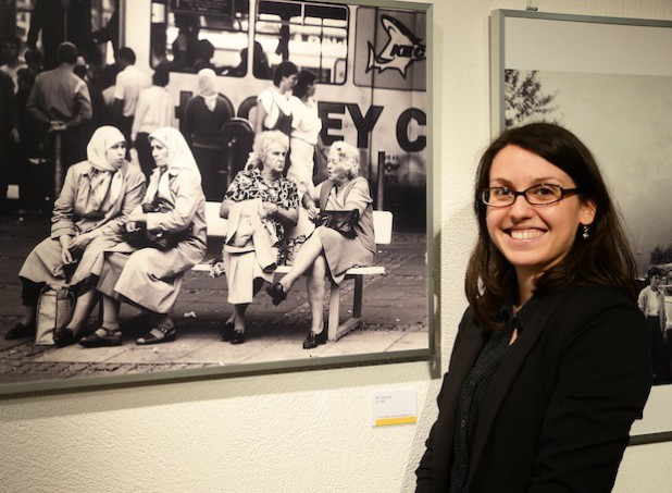 Die Museologin Sandra Vacca führte am Dienstag, 3. Juni 2014, durch die Fotoausstellung „Geteilte Erinnerungen“ und gab dabei einen Einblick in die Arbeits- und Lebenswelt der ersten Generation von Migranten in Deutschland (Foto: Judith Wedderwille/Kreis Soest). 