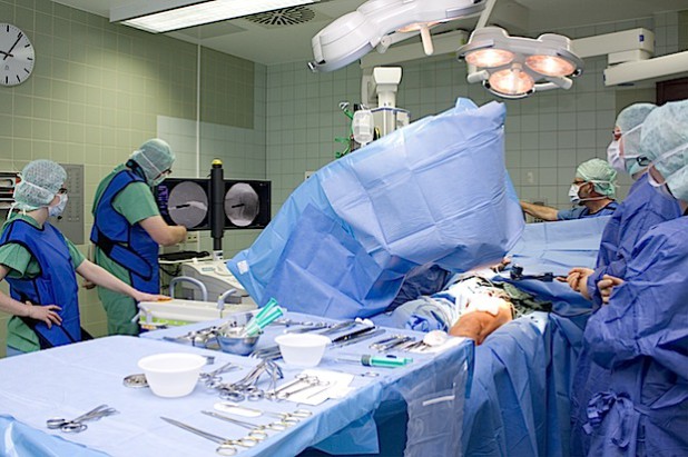 Gefäßchirurg Dr. Marius Passon etabliert im Diakonie-Klinikum Betehsda ein Operationsverfahren, das ältere Menschen mit Gefäßerweiterungen in den Beinen schont (Quelle: Diakonie in Südwestfalen gGmbH).