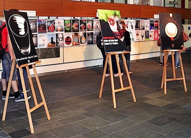 Die Siegerplakate der Plakatkampagne stammen (v.l.) von László Szremany aus Nyíregyháza (Ungarn), Dominik Insam vom Iserlohner Berufskolleg und von Maja Ignalska aus der polnischen Partnerstadt Chorzów (Foto: Stadt Iserlohn).