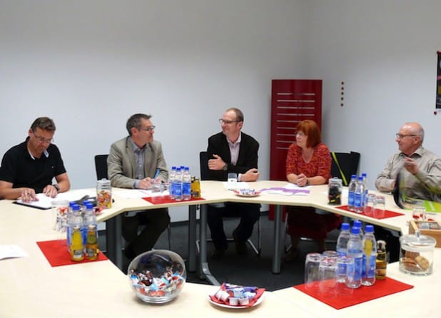 Bei einem Pressetermin stellten (v.l.) Thorsten Klein, Abteilungsleiter Senioren und Menschen mit Behinderung, und Frank Finkeldei, Leiter des Bereiches Soziales der Stadt Iserlohn, sowie Andreas Teschner, Gisela Drögekamp und Detlef Schell vom Vorstand der Kreisgruppe Märkischer Kreis des Paritätischen Wohlfahrtsverbandes das neue Beratungsangebot vor (Foto: Stadt Iserlohn).