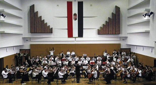 Gemeinsames Konzert von Iserlohner und ungarischen Musikschülern (Ouvertüre 1812) - Foto: Stadt Iserlohn.