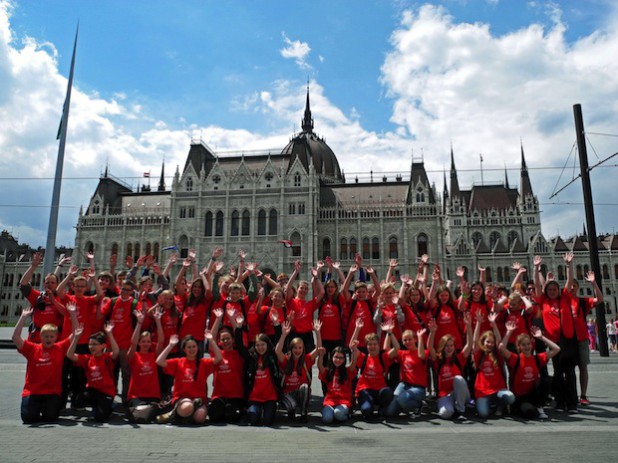 Die Iserlohner Musikschüler vor dem Parlament in Budapest - Foto: Stadt Iserlohn.