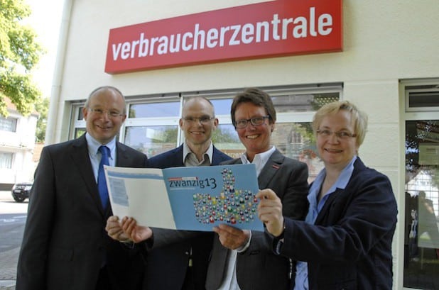 Stellten den Jahresbericht 2013 der Verbraucherzentrale im Kreis Soest während einer Pressekonferenz am Dienstag, 3. Juni 2013, in Soest vor (v. l.): Ralf Hellermann, Dezernent für Ordnung, Gesundheits- und Verbraucherschutz der Kreisverwaltung Soest, Holger Okken, Verbraucherberater in Soest, Hilde Becker, Leiterin der Verbraucherzentralen Lippstadt und Soest, Petra Golly, Verbraucherberaterin in Lippstadt (Foto: Wilhelm Müschenborn/Kreis Soest).