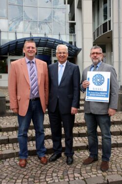 Landrat Dr. Karl Schneider überreichte das Qualitätssiegel an Christian Jostes (Geschäftsführer des St. Franziskus-Hospitals und Robert Löckertz (Hygienefachkraft) - Foto: St. Franziskus-Hospital gGmbH.