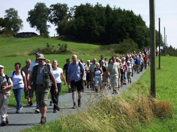 Wandern, plaudern, staunen und erleben (Foto: Kur - & Freizeit GmbH, Schmallenberger Sauerland).