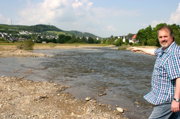 Umwelt-Ingenieur Friedhelm Koch freut sich, dass die Renaturierung der Ruhr im Hennenohl auf so positive Resonanz stößt (Foto: Gemeinde Bestwig).