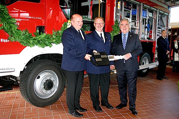 Bürgermeister Wolfgang Fischer (r.) überreichte den symbolischen Schlüssel für das Löschfahrzeug LF20 an Löschzugführer Michael Bause (M.) und Stadtbrandinspektor Helmut Kreutzmann (Foto: Stadt Olsberg).