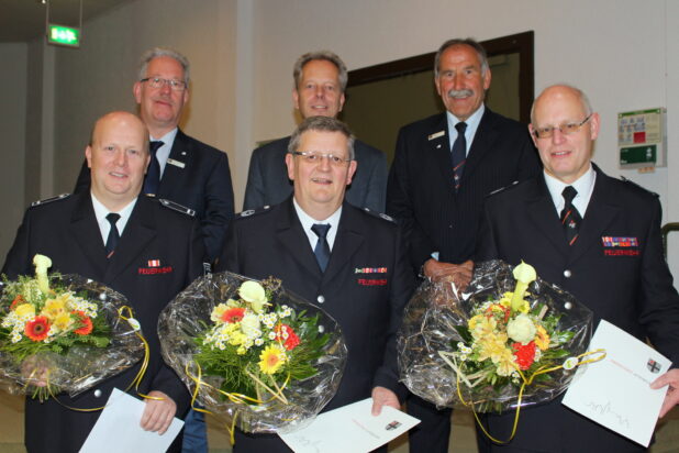Im Rahmen einer kleinen Feierstunde nahm das Führungstrio der Attendorner Feuerwehr mit Michael Wojciechowski, Georg Schüttler und Peter Heuel (unten von links) aus den Händen von Ordnungsamtsleiter Karl-Josef Hammer, Beigeordneten Carsten Graumann und Dezernent Martin Vollmert (oben von links) die Bestellungs- und Ernennungsurkunden entgegen (Foto: Hansestadt Attendorn).