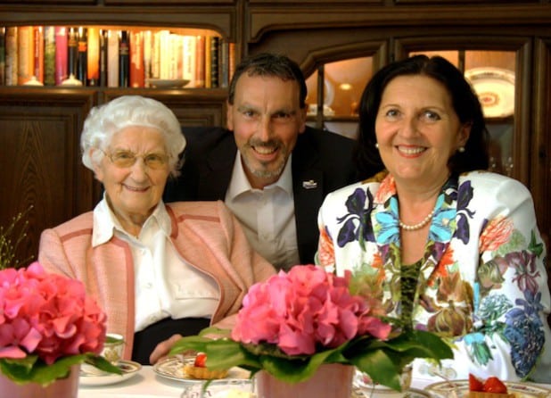 Am 7. Juli 2014 feierte Hedwig Knierbein ihren 101. Geburtstag mit Kaffee und Kuchen im Kreise der Familie. Auch Landrätin Eva Irrgang und Lippetals Bürgermeister Matthias Lürbke gratulierten der Herzfelderin zu ihrem Ehrentag (Foto: Paul Knierbein/Kreis Soest).