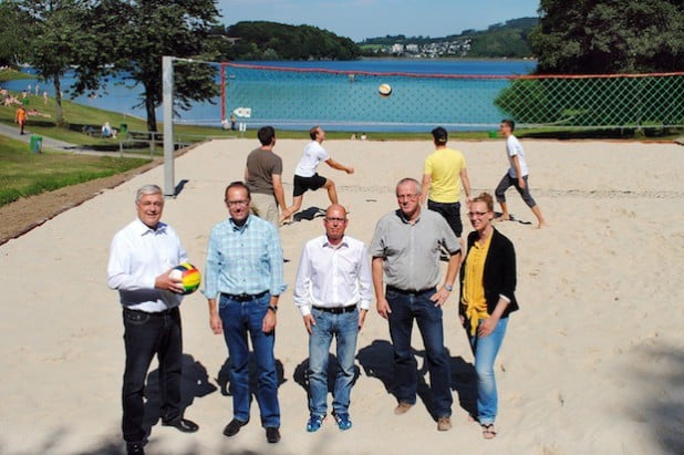 Neues Beachvolleyballfeld am Hennesee: (v.li.) Bürgermeister Uli Hess, Jürgen Bartholme, Stadtkämmerer und Geschäftsführer der Hennesee GmbH, Thorsten Zachrau (Stadt Meschede), Stefan Sporing (stv. Leiter IBB Meschede) und Christina Henke (Stadtmarketing) - Foto: Stadt Meschede.