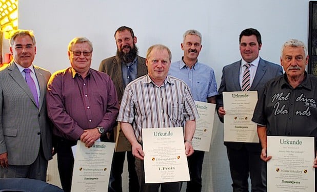 Bürgermeister Wolfgang Fischer zeichnete jetzt die Sieger des Dorfwettbewerbs „Unser Dorf hat Zukunft“ aus (Foto: Stadt Olsberg).