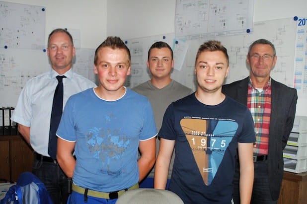 Ausbildung erfolgreich abgeschlossen: André Beckmann, Maxi Rüntker und Julian Schnettler - hier mit den Geschäftsführern Christoph Rosenau (links) und Robert Dietrich (rechts) - verstärken ab sofort das Team der Hochsauerlandwasser GmbH (Foto: Hochsauerlandwasser GmbH).