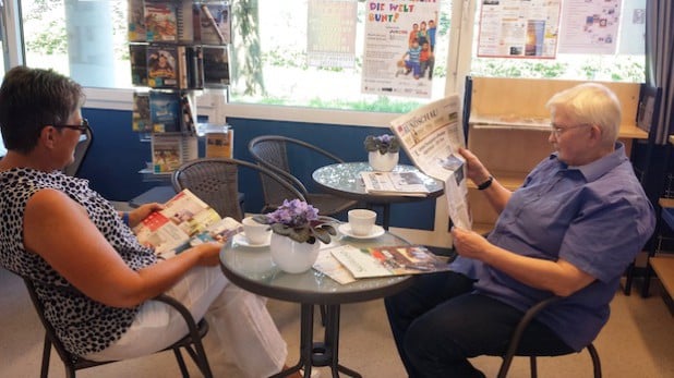 Die Bibliotheksmitarbeiterinnen Magdalene Kotthoff und Ursula Jung empfehlen das Lesecafé der Bücherei zum Stöbern in vielen interessanten Zeitschriften-Abos (Foto: Stadtbücherei Meschede).