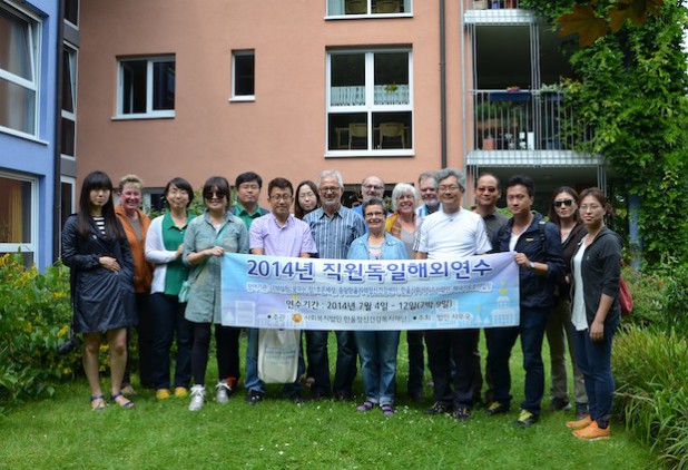 Inge Bluhm und Holger Jarzombek, stellvertretende Geschäftsführer der Netzwerk Diakonie, begleitete die Besuchergruppe aus Südkorea bei ihrem zweitägigen Aufenthalt in Iserlohn. Dazu gehörte unter anderem auch ein Besuch der Einrichtung am Iserlohner Pastorenweg und der Austausch mit Bewohnern dieser Einrichtung (Foto: Diakonie Mark-Ruhr gemeinnützige GmbH).