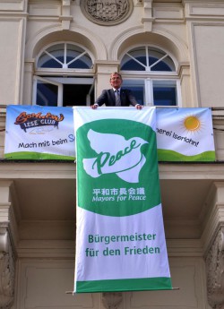 Bügermeister Dr. Peter Paul Ahrens mit der Flagge der Mayors for Peace (Foto: Stadt Iserlohn).