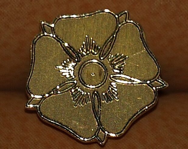 Die „Lippstädter Rose“ ist eine Ehrenadel in Form der Lipperose. Vorschläge können noch bis zum 15. September an den Bürgermeister eingereicht werden (Foto: Stadt Lippstadt).