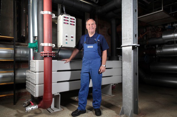 Stefan Schrowange mit seiner Erfindung (Foto: Ruhrverband).