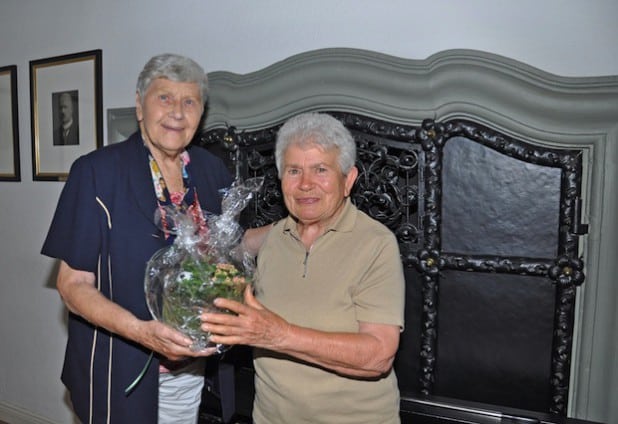 Trudy Tissen (li.) und Ruth Krug sind tatsächlich „in Freundschaft verbunden“ (Foto: Stadt Lippstadt).