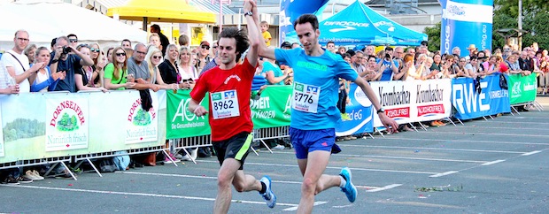 Tim-Arne Sidenstein und Alexander Henne erreichten nach 17:19 Minuten Hand in Hand das Ziel (Foto: Pascal Emrich/FLVW Siegen-Wittgenstein).