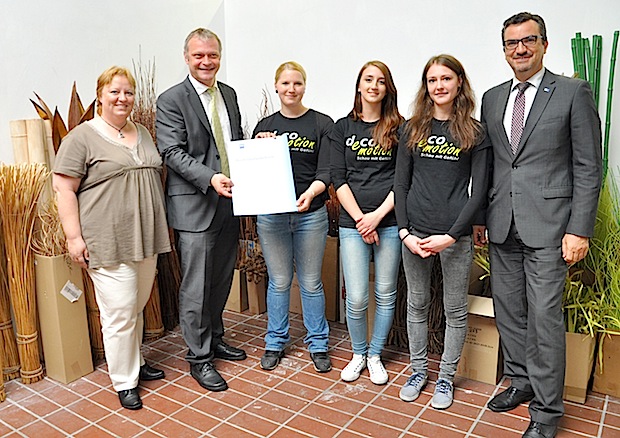 Karin Hermes, SIHK-Ausbildungsberaterin (links), Thomas Haensel (2. v.l.), SIHK-Geschäftsführer für Berufliche Bildung, und Frank Herrmann (rechts), SIHK-Geschäftsstellenleiter in Iserlohn, überreichten Pia Buntenbach (3. v.l.), Geschäftsführerin von decomotion in Iserlohn, sowie den beiden Auszubildenden Agata Ippolito und Fee Osthoff, die Ausbildungsurkunde der SIHK zu Hagen. Die beiden Auszubildenden werden bei decomotion als Gestalterinnen für visuelles Marketing ausgebildet (Foto: SIHK zu Hagen).