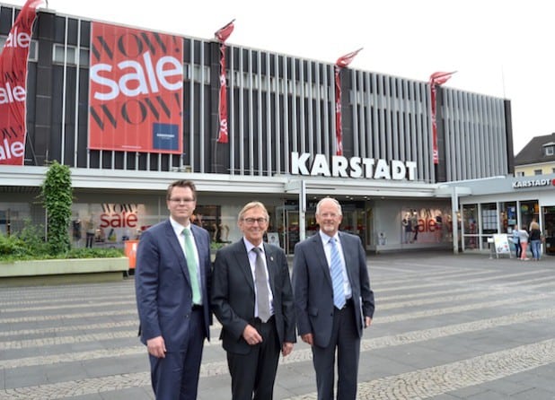 Vor dem Karstadt-Haus in Iserlohn: Mike Janke, Leiter des Ressorts Planen, Bauen, Umwelt- und Klimaschutz der Stadt Iserlohn, Bürgermeister Dr. Peter Paul Ahrens und Stadtkämmerer Friedhelm Kowalski (von links) informierten im Rahmen einer Pressekonferenz über den Kauf der Immobilie (Foto: Stadt Iserlohn).