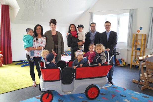 v.l. Maxy Katharina Rycko und Katharina Döring werden als examinierte Erzieherinnen die Kinder in der DRK-Großtagespflege Winterberg betreuen. Anke Schmidt, Leiterin des DRK-Familienzentrums Winterberg wird sie begleiten. Rene Teich, Geschäftsführer DRK-Brilon Sozialdienste gGmbH und Thorsten Rediger, Geschäftsführer des DRK Kreisverbandes Brilon e.V. gratulieren zur Eröffnung. Foto: DRK Brilon, Christiane Rummel