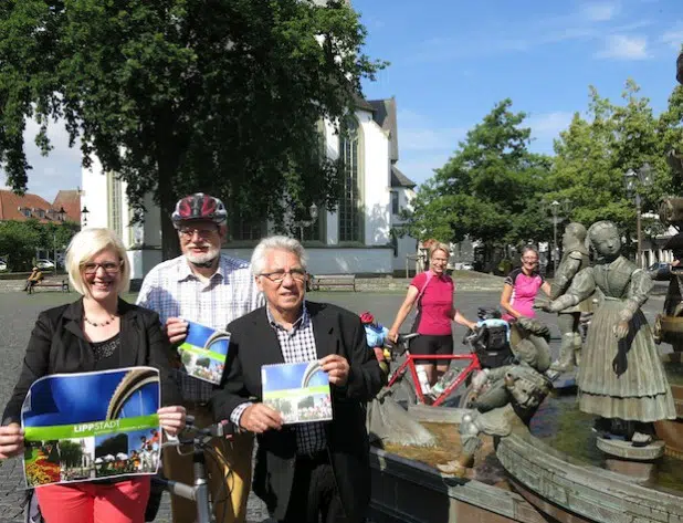 Von links: Lara Schwientek (Lippstadt Marketing), Manfred Kaul (ADFC Lippstadt) und Dieter Möhrke (Standpunkt-Verlag).