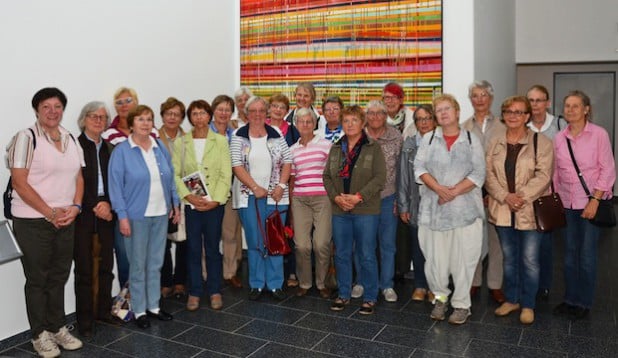 Die Mitglieder des International Ladies Club Soest besuchten jetzt der Rettungszentrum des Kreises Soest und warfen einen Blick hinter die Kulissen (Foto: Franca Großevollmer/Kreis Soest).