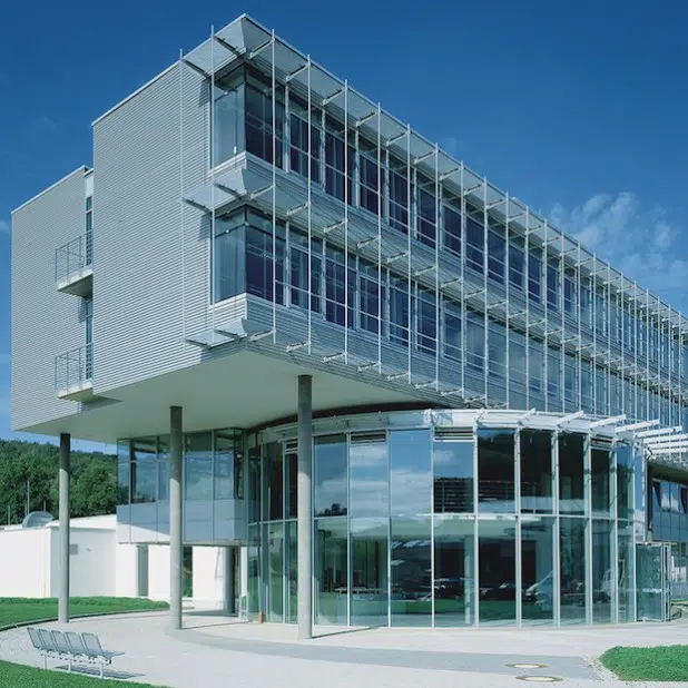 Das Verwaltungsgebäude von SIEGENIA in Wilnsdorf-Niederdielfen (Foto: SIEGENIA GRUPPE).