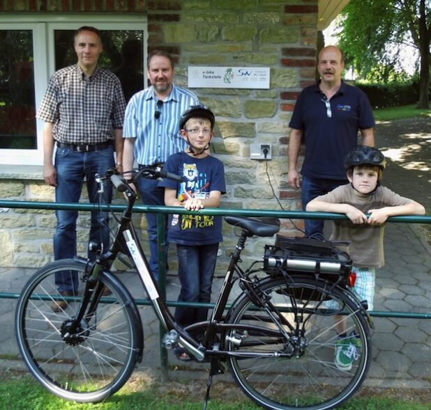 Von links nach rechts: Christoph Zeppenfeld (Brudermeister), Meinolf Bonnekoh (Vorstandsmitglied und ausführende Fachfirma), Michael Jochade (Netzmeister bei den Stadtwerken Werl). Im Vordergrund die Kinder Henry Bonnekoh und Paul Keweloh (Foto: SWW/Quelle: Prünte & Kollegen).