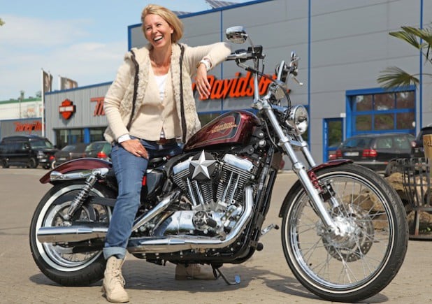 Die Gewinnerin des Bikes der Aktion 2013/14 holt ihre Maschine bei Thunderbike Harley-Davidson Niederrhein in Hamminkeln ab (Quelle: DRK-Kinderklinik Siegen gGmbH).