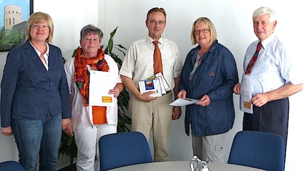 Hilchenbachs Bürgermeister Hans-Peter Hasenstab (Bildmitte) würdigte mit der Beauftragten für Bürgerschaftliches Engagement, Gudrun Roth (links), die Arbeit im Stillen. Die weiteren Personen von links nach rechts: Gisela Marrazzo, stellv. Vorsitzende, Erika Heitze, Vorsitzende und Bruno Heitze, Schriftführer (alle MS-Aktivgruppe Hilchenbach und Freunde e.V.) - Foto: Stadt Hilchenbach.