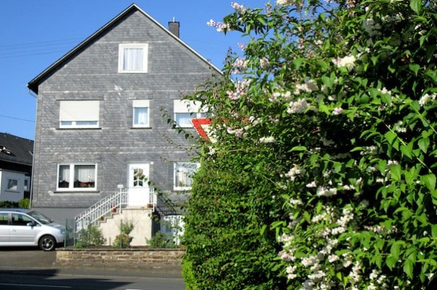 Dringender Handlungsbedarf: mancherorts ragen Äste und Sträucher in den Verkehrsraum oder verdecken Straßenschilder (Foto: Gemeinde Wilnsdorf).