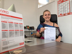 Die Abiturientin Despina Tagkalidou startet ab diesen Sommer ihre Karriere beim ARKM Online Verlag in Gummersbach.