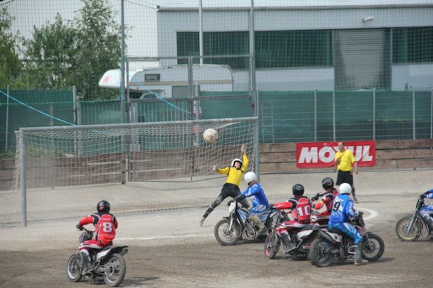 Kapitän Kevin Friedrich trifft zum vorläufigen 2:0 (Quelle: Sebastian Schmiedel/MSF Tornado Kierspe e.V.).