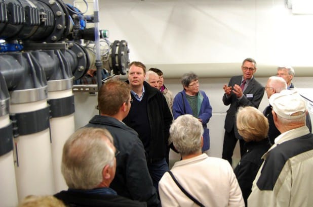 Tag der offenen Tür im Wasserwerk Stockhausen: HSW-Geschäftsführer Robert Dietrich stellt den Besuchern das Prinzip der Ultramembranfiltration vor (Foto: Hochsauerlandwasser GmbH/Archiv).