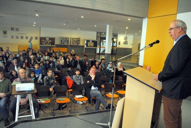 Bürgermeister Ralf Péus begrüßte 60 Schülerinnen und Schüler und ebenso Schulleiter Michael Aufmkolk am Bestwiger Franz-Hoffmeister-Schulzentrum: Mit dem neuen Schuljahr startet jetzt auch der neue Sekundarschul-Teilstandort durch (Foto: Gemeinde Bestwig).