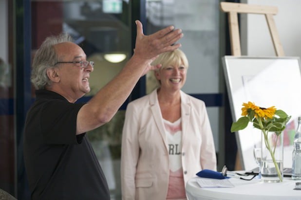 Vicente Castillo (links) mit Schulabteilungsleiterin Susanne Blasberg-Bense bei der Ausstellungseröffnung (Foto: Bezirksregierung Arnsberg).