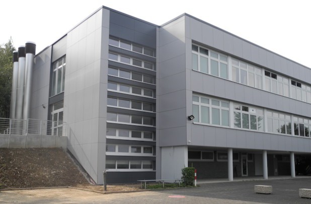 Eine neue Fassade hat der Gebäudekomplex A am Burbacher Schulzentrum erhalten (Foto: Gemeinde Burbach).