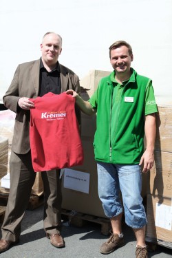 Christoph Weiland (CVJM Weltdienst) nimmt die Spende von Waldemar Slavik (Gartencenter Kremer) entgegen (Foto: Garten-Center Kremer GmbH).