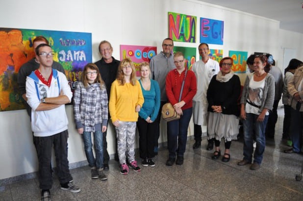 Die Schüler der Bodelschwinghschule präsentierten gemeinsam mit Schulleiter Thorsten Sundermann (hinten, 2. v. l.), ihren Lehrern, Barbara Pichmann-Humpert (2. v.r.) und Hartmut Westermann (hinten l.), sowie der projektbegleiteten Künstlerin Andrea Peckedraht (r.) ihre farbenfrohen Werke. Chefarzt Dr. Matthias Elbers (3. v.r.) begrüßte die Gäste zur Ausstellungseröffnung im Marienkrankenhaus (Quelle: Marienkrankenhaus Soest).