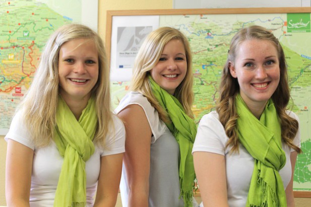 Luisa Möser (links) und Annika Lutter absolvieren derzeit ihre Ausbildung beim Sauerland-Tourismus, Sarah Menzebach (Mitte) ist seit diesem Sommer frischgebackene Kauffrau für Tourismus und Freizeit (Foto: Sauerland-Tourismus e.V.).